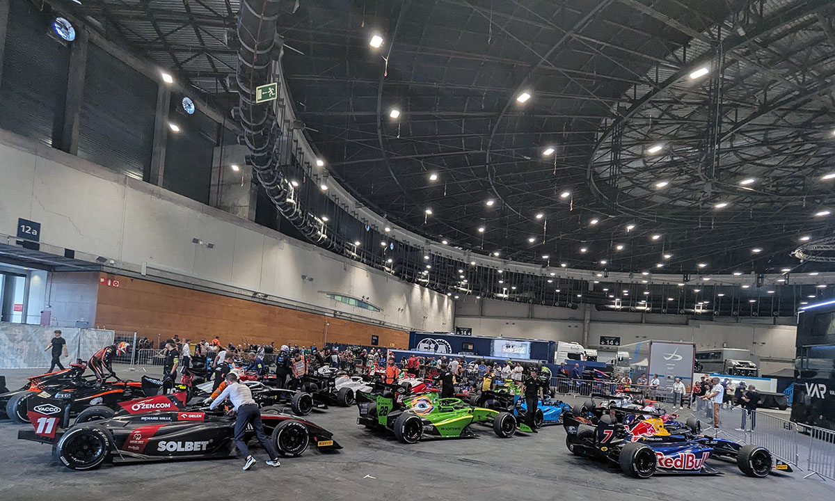 Madring-F1-circuit-LDA-references-13 Single-seater racing cars and crews assembled in the indoor paddock area at MADRING